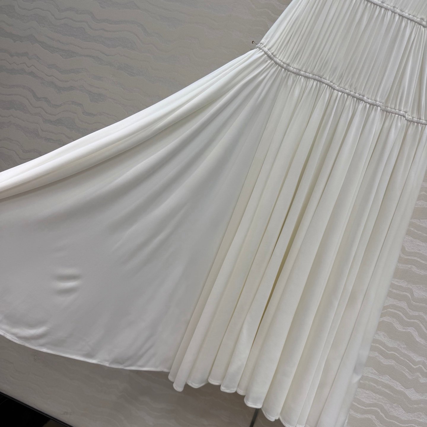 Robe Alaïa plissée sans manches coupe fluide – Élégance minimaliste luxe – Image 7