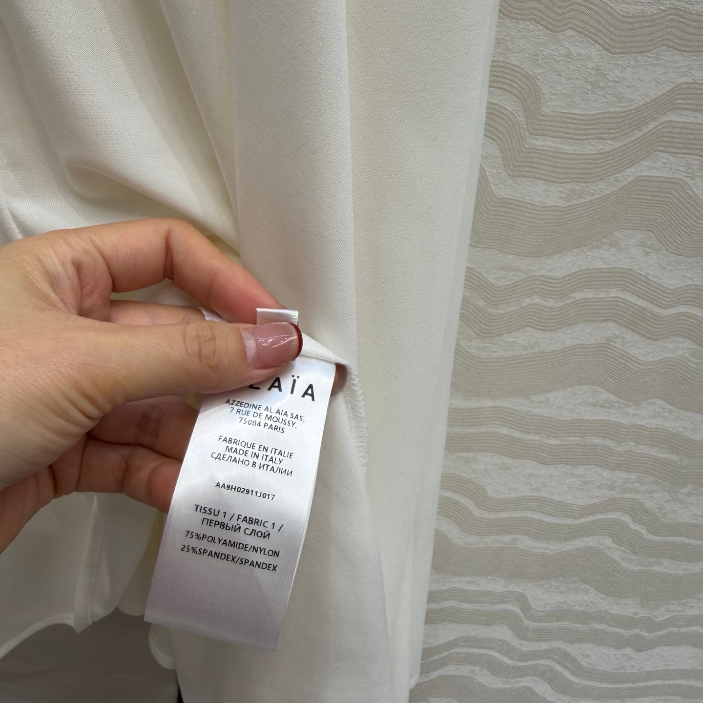 Robe Alaïa plissée sans manches coupe fluide – Élégance minimaliste luxe – Image 8