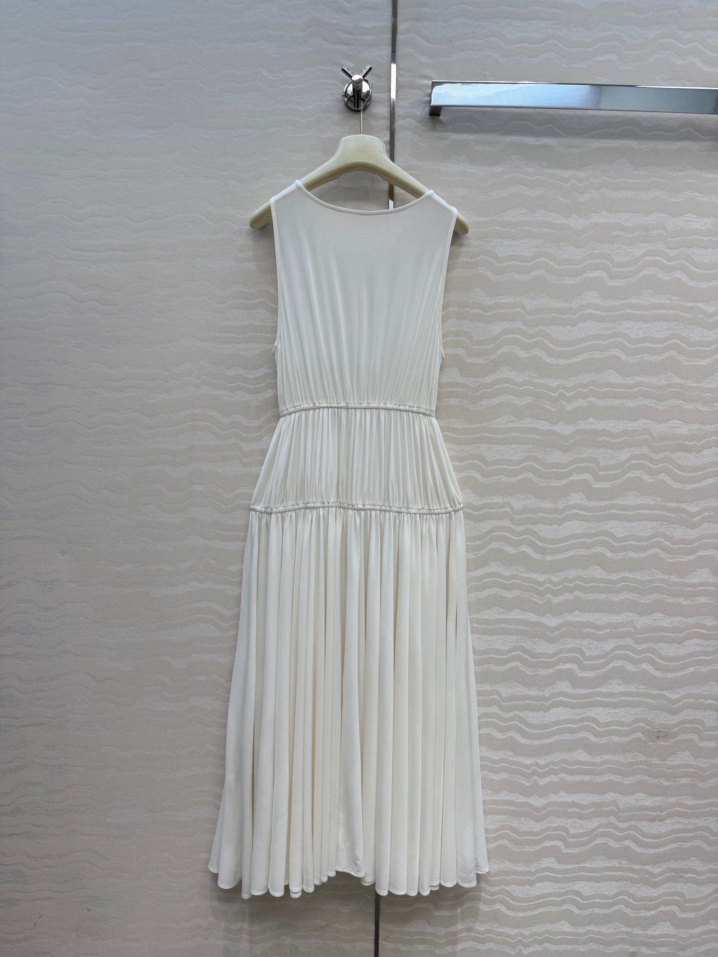 Robe Alaïa plissée sans manches coupe fluide – Élégance minimaliste luxe – Image 9