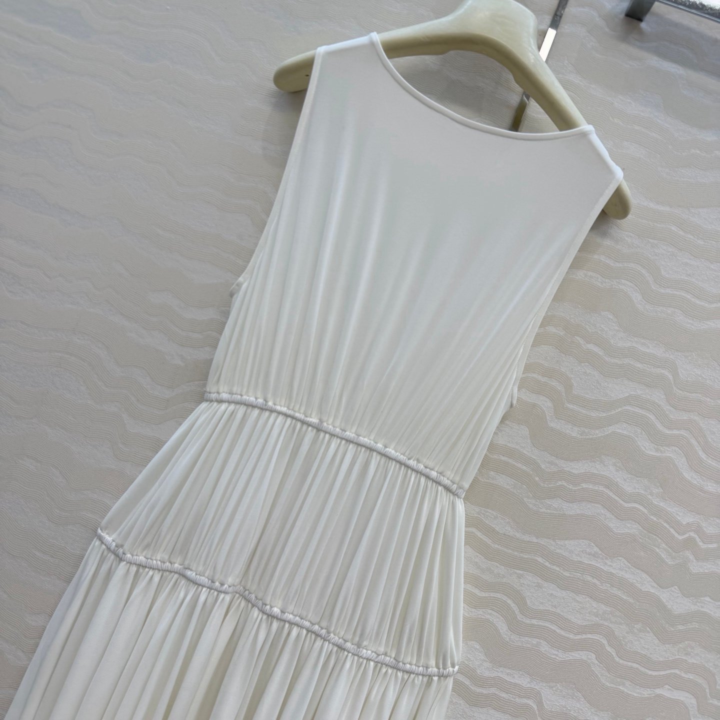 Robe Alaïa plissée sans manches coupe fluide – Élégance minimaliste luxe – Image 10