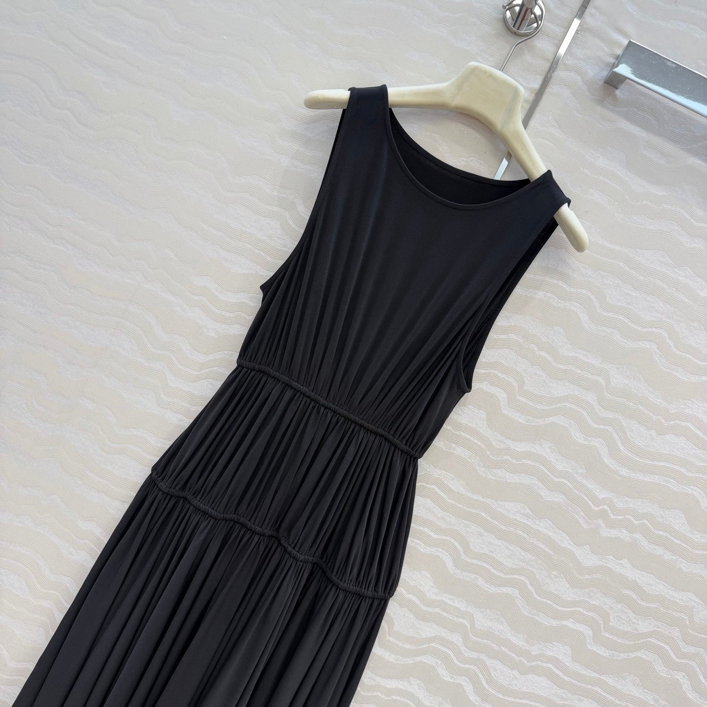 Robe Alaïa plissée sans manches coupe fluide – Élégance minimaliste luxe – Image 12