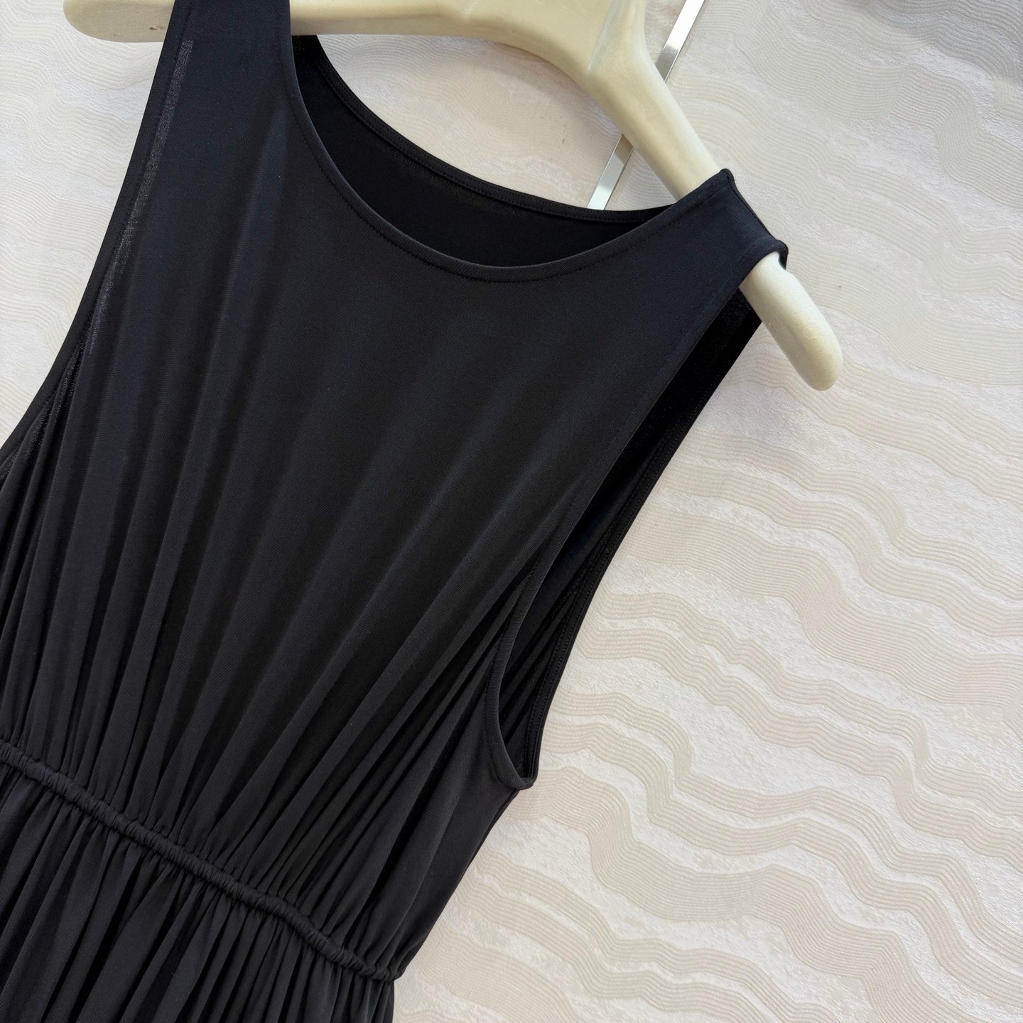 Robe Alaïa plissée sans manches coupe fluide – Élégance minimaliste luxe – Image 13