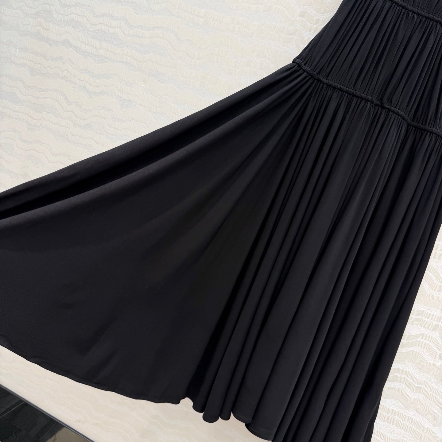 Robe Alaïa plissée sans manches coupe fluide – Élégance minimaliste luxe – Image 15