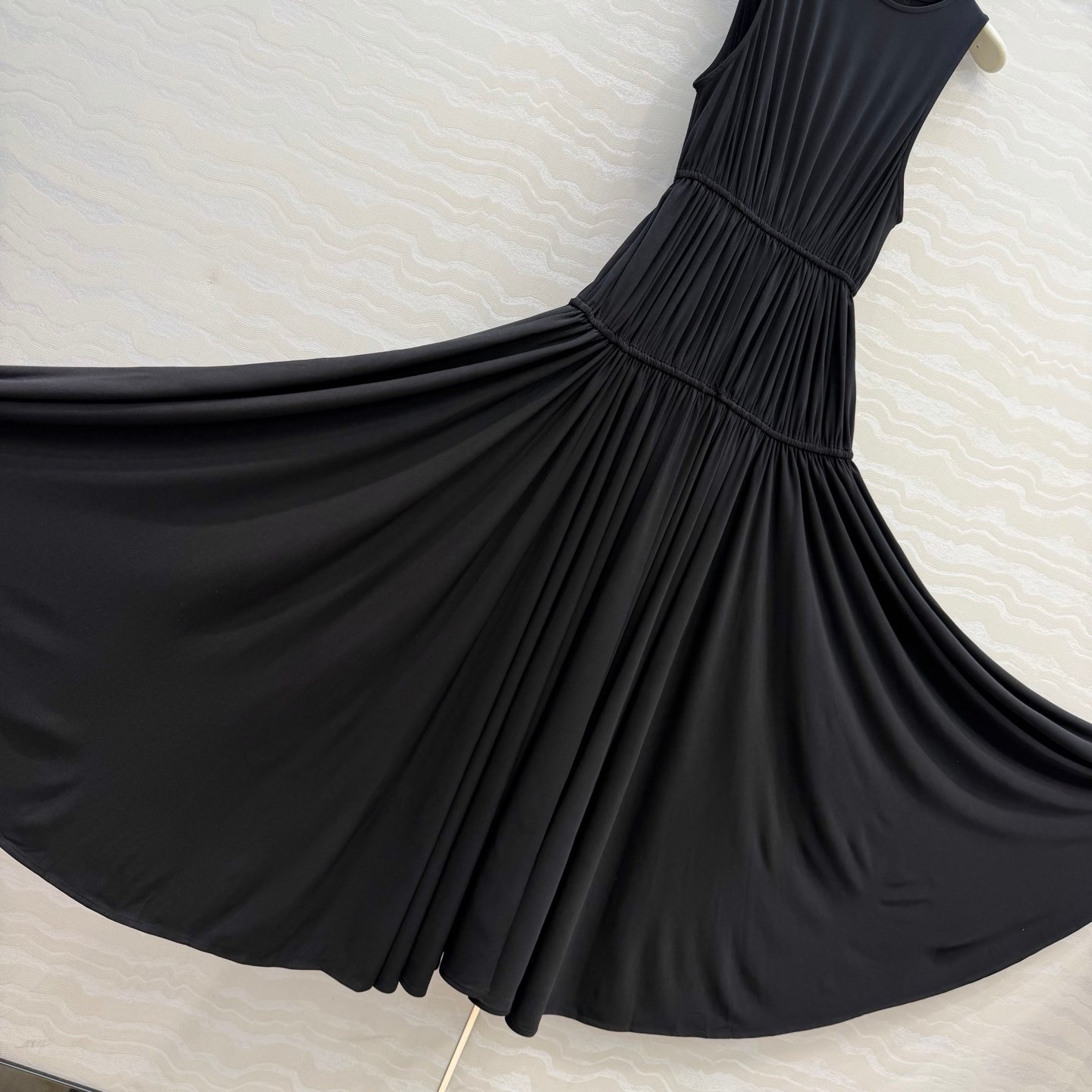 Robe Alaïa plissée sans manches coupe fluide – Élégance minimaliste luxe – Image 16