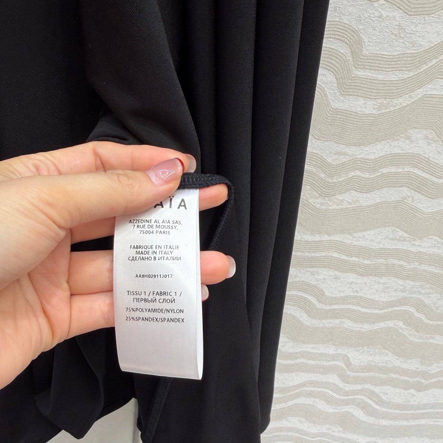 Robe Alaïa plissée sans manches coupe fluide – Élégance minimaliste luxe – Image 17