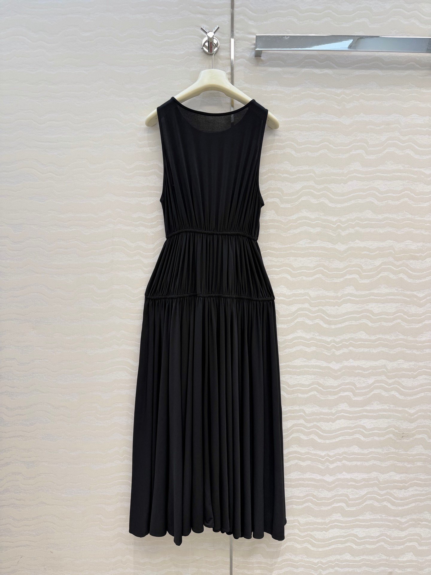 Robe Alaïa plissée sans manches coupe fluide – Élégance minimaliste luxe – Image 18