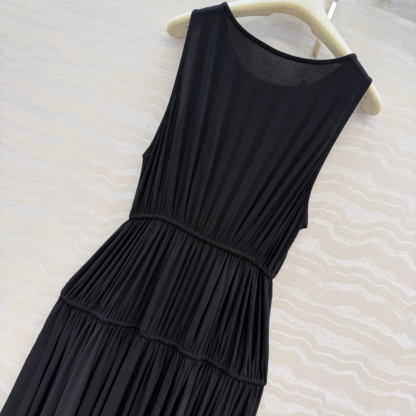 Robe Alaïa plissée sans manches coupe fluide – Élégance minimaliste luxe – Image 19