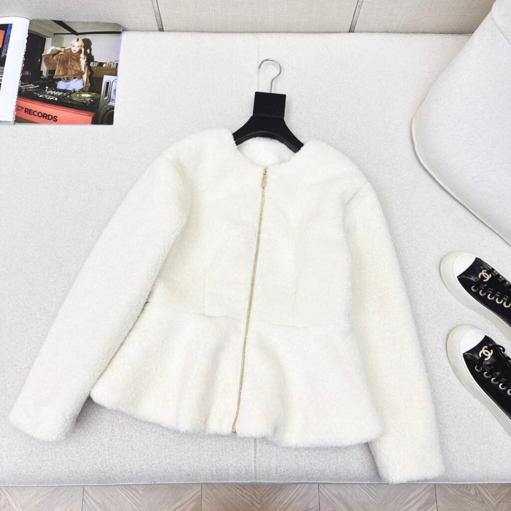 Veste Alaïa en laine effet fourrure blanche – Coupe structurée élégante luxe