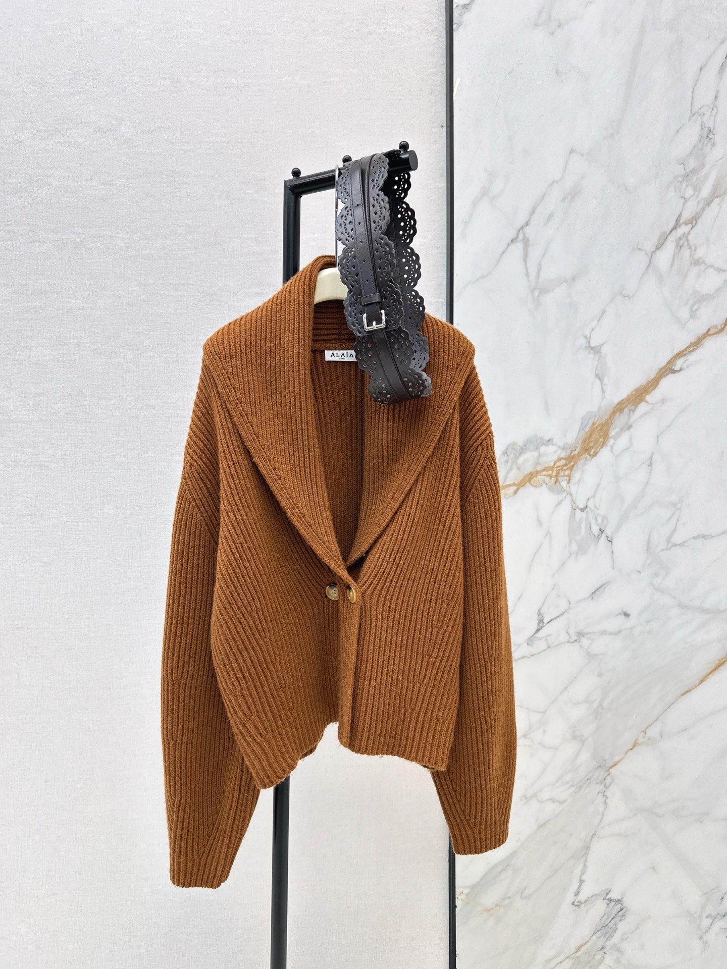 Cardigan Alaïa en maille côtelée oversize – Veste tricotée luxe coupe élégante – Image 2