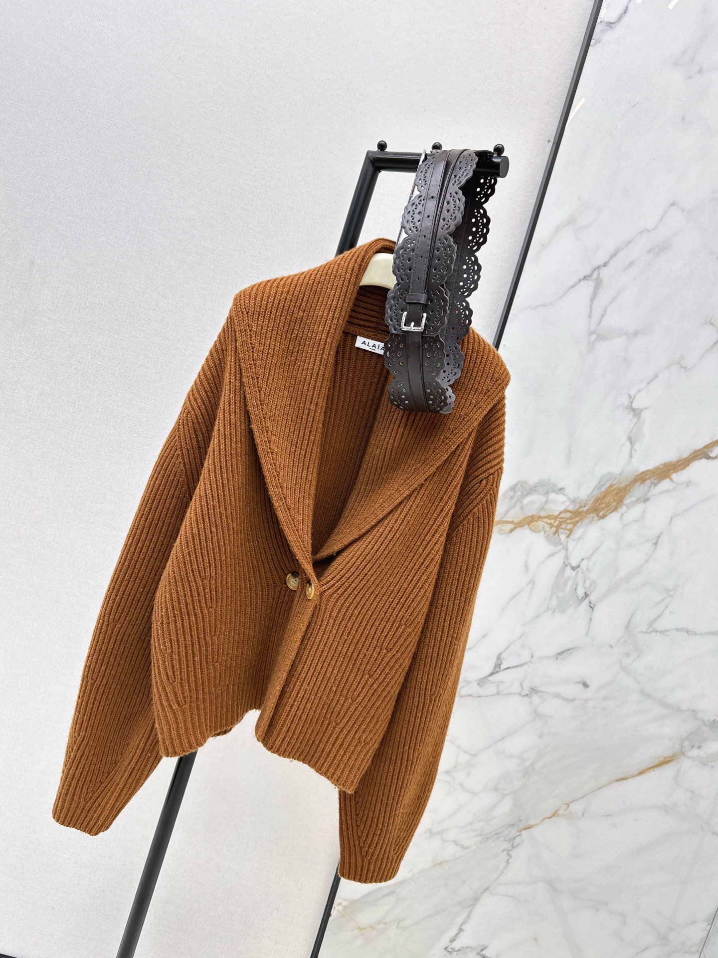 Cardigan Alaïa en maille côtelée oversize – Veste tricotée luxe coupe élégante – Image 3