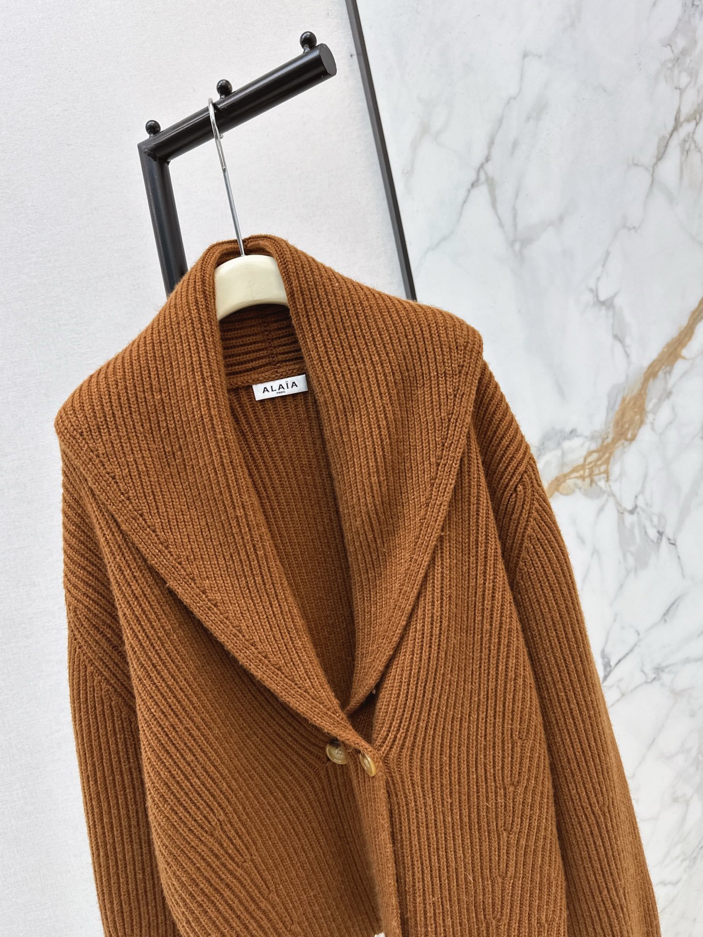 Cardigan Alaïa en maille côtelée oversize – Veste tricotée luxe coupe élégante – Image 4