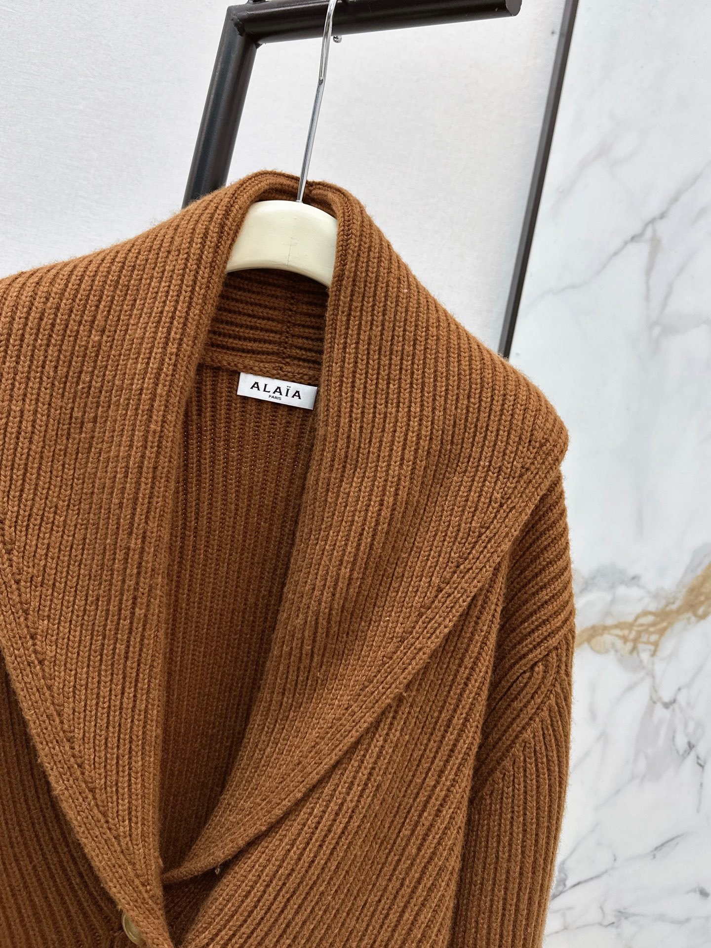 Cardigan Alaïa en maille côtelée oversize – Veste tricotée luxe coupe élégante – Image 5