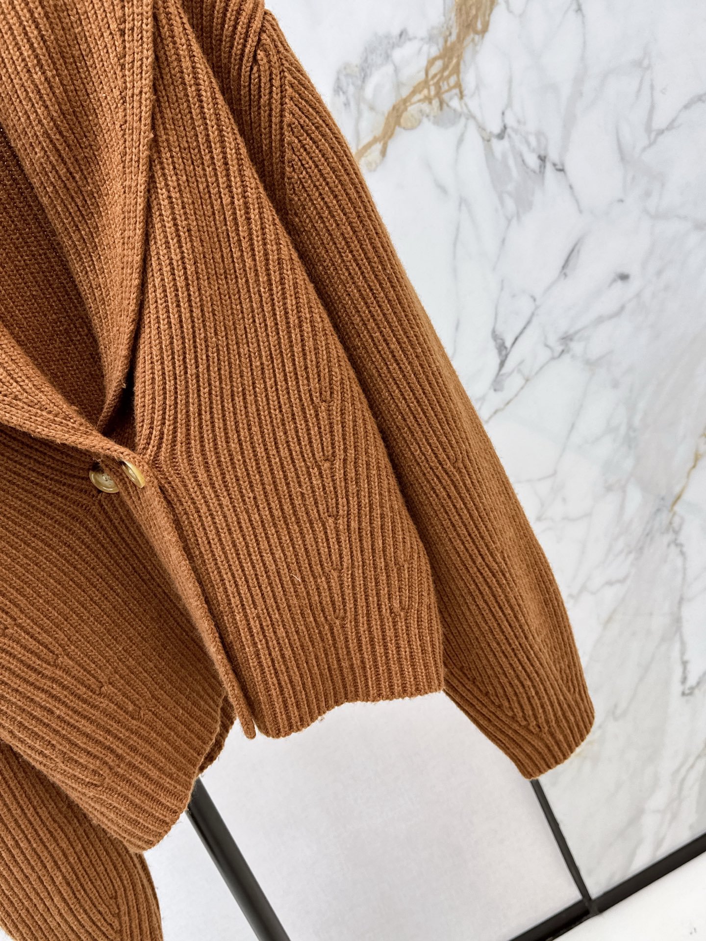 Cardigan Alaïa en maille côtelée oversize – Veste tricotée luxe coupe élégante – Image 6