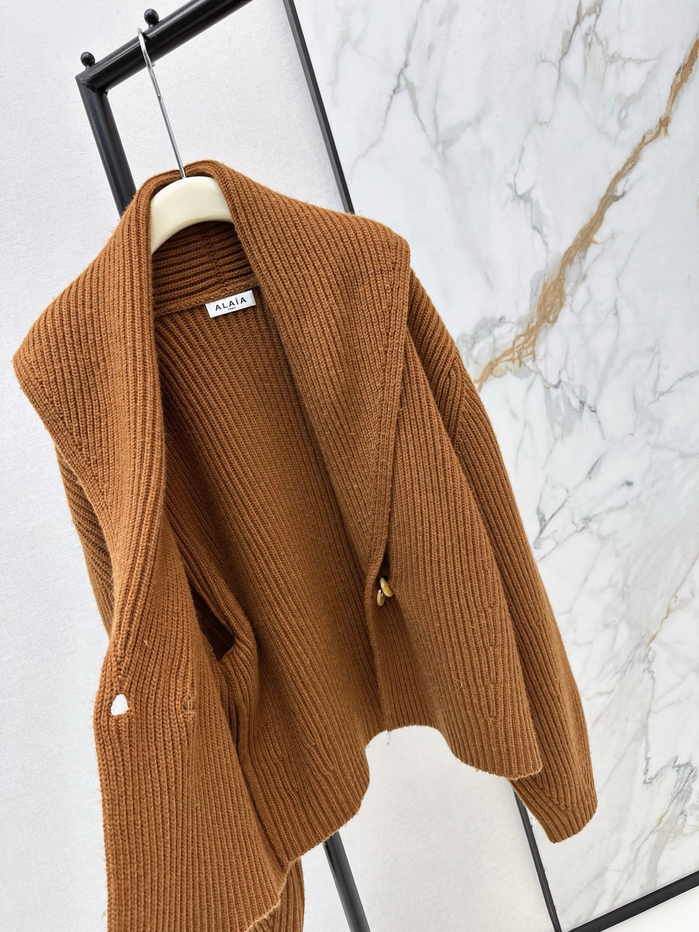 Cardigan Alaïa en maille côtelée oversize – Veste tricotée luxe coupe élégante – Image 7