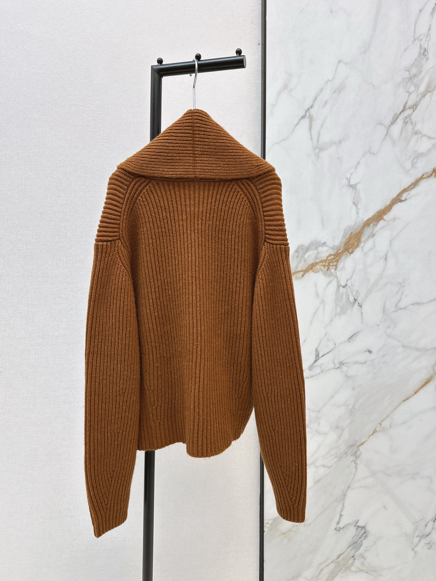 Cardigan Alaïa en maille côtelée oversize – Veste tricotée luxe coupe élégante – Image 9