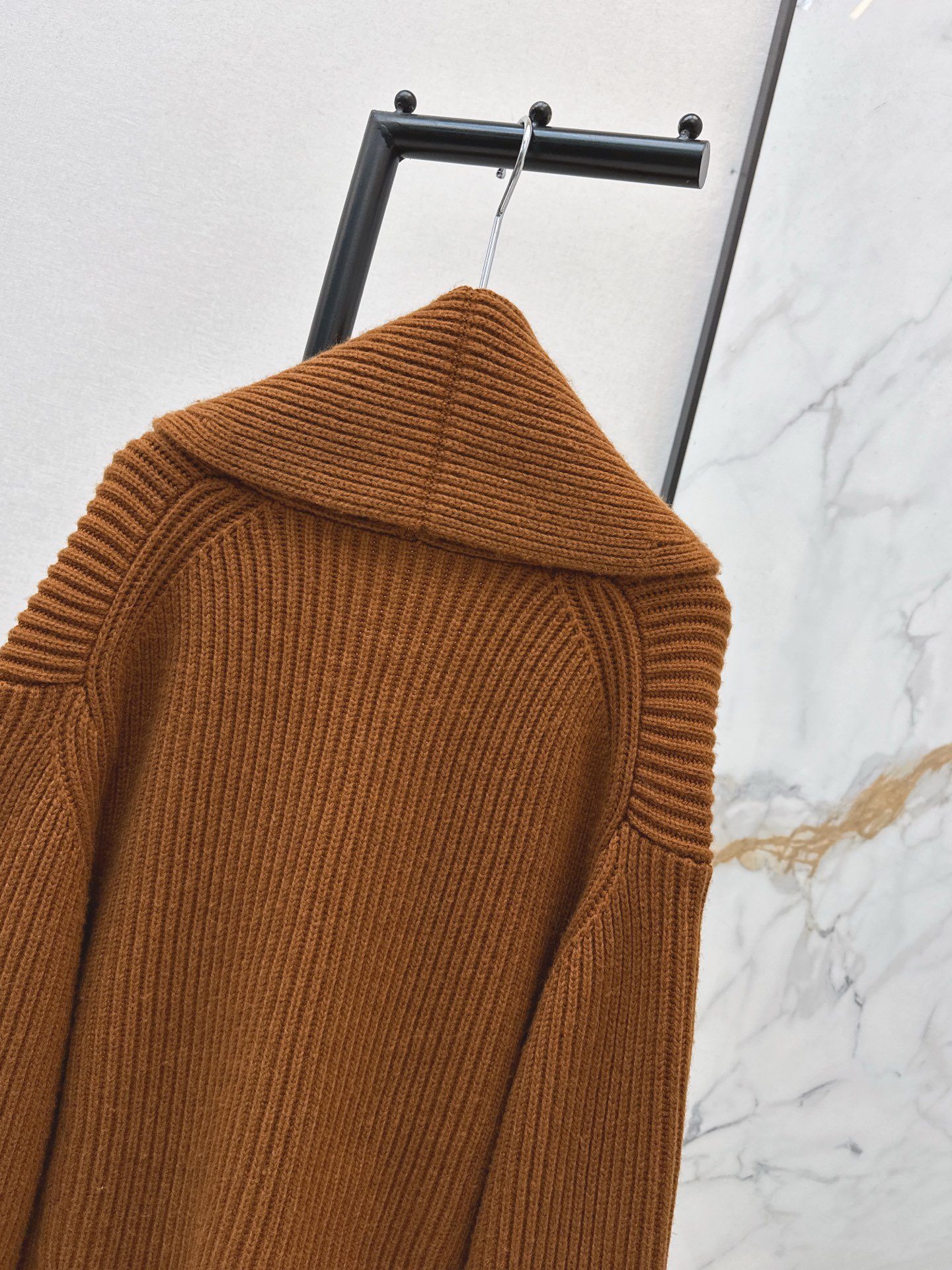 Cardigan Alaïa en maille côtelée oversize – Veste tricotée luxe coupe élégante – Image 10