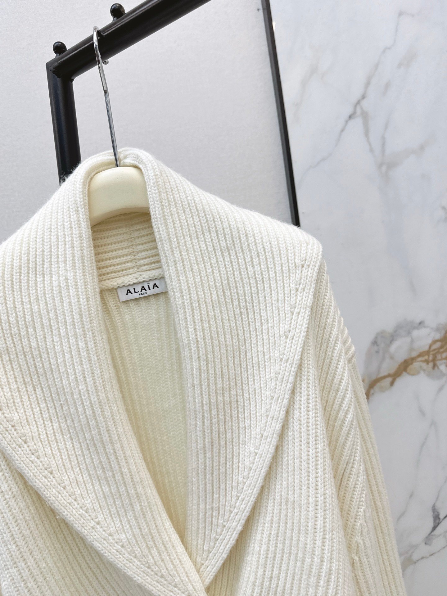 Cardigan Alaïa en maille côtelée oversize – Veste tricotée luxe coupe élégante – Image 14