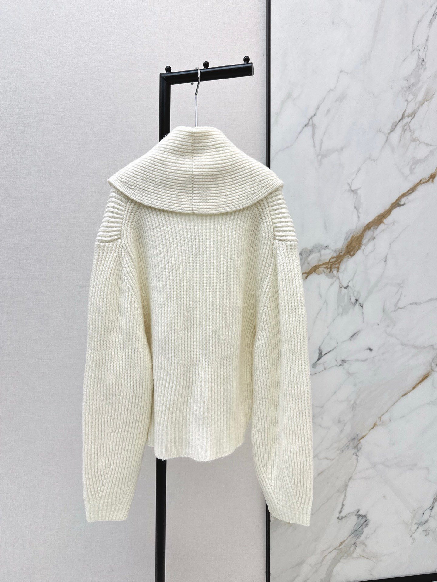 Cardigan Alaïa en maille côtelée oversize – Veste tricotée luxe coupe élégante – Image 18
