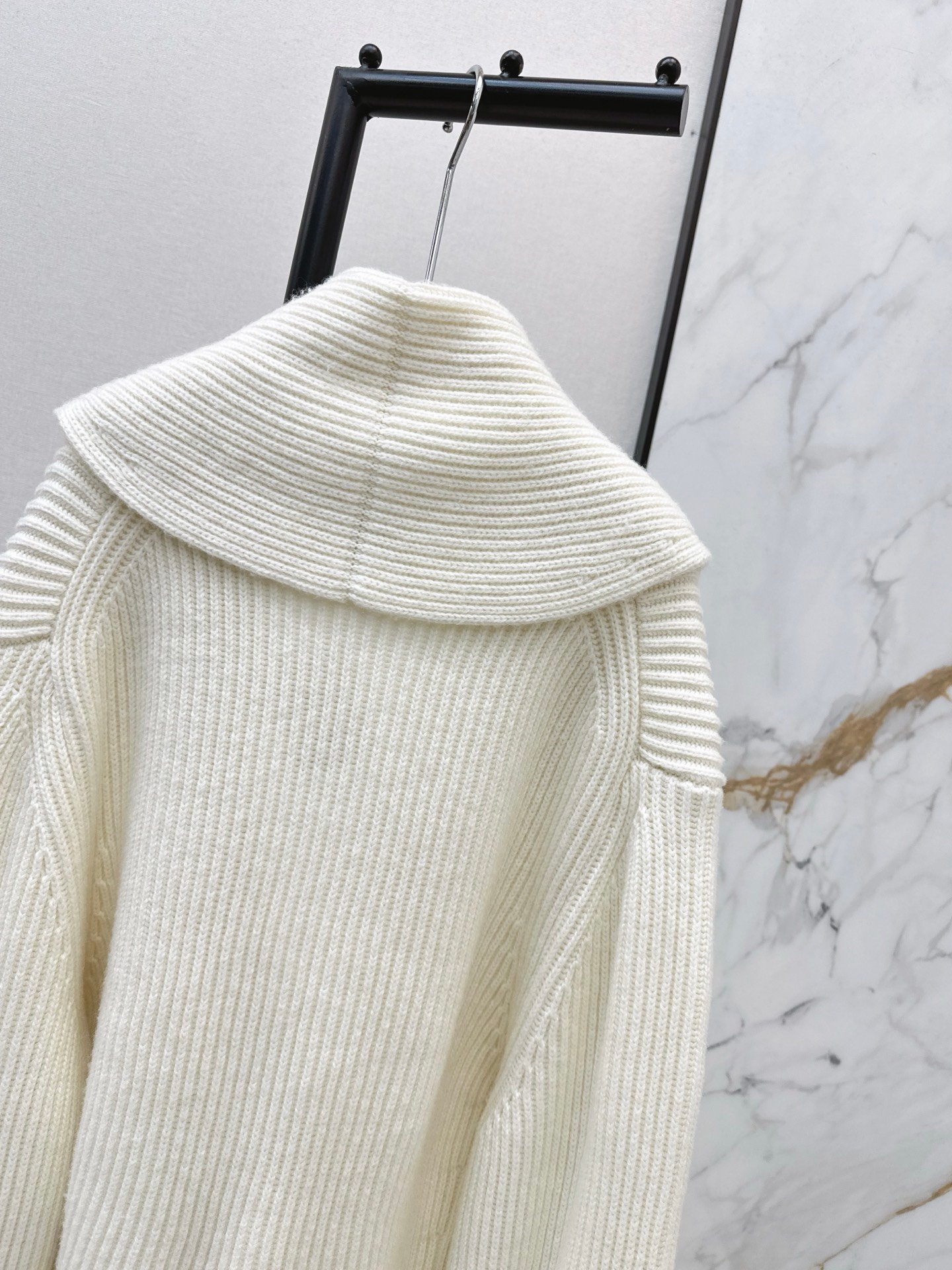 Cardigan Alaïa en maille côtelée oversize – Veste tricotée luxe coupe élégante – Image 19