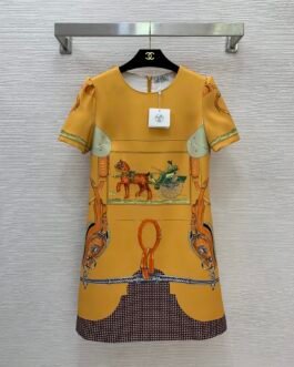Robe Hermès motif équestre brodé – coupe droite élégante premium