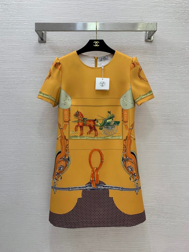Robe Hermès motif équestre brodé – coupe droite élégante premium