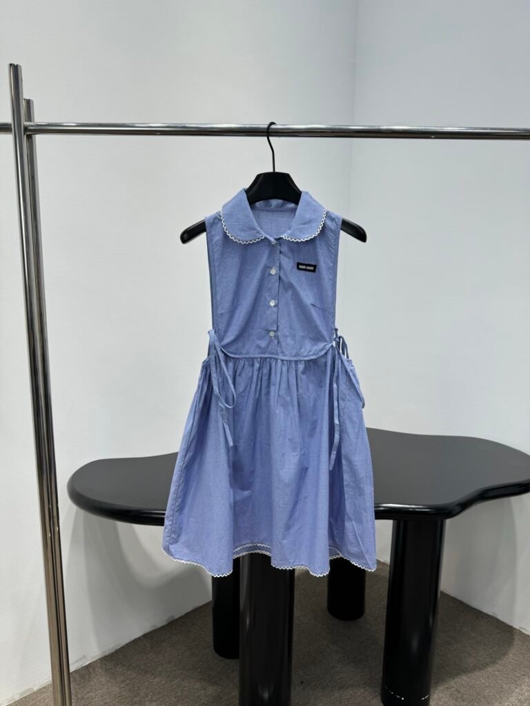 Robe Miu Miu bleue à col brodé et liens latéraux – coupe évasée