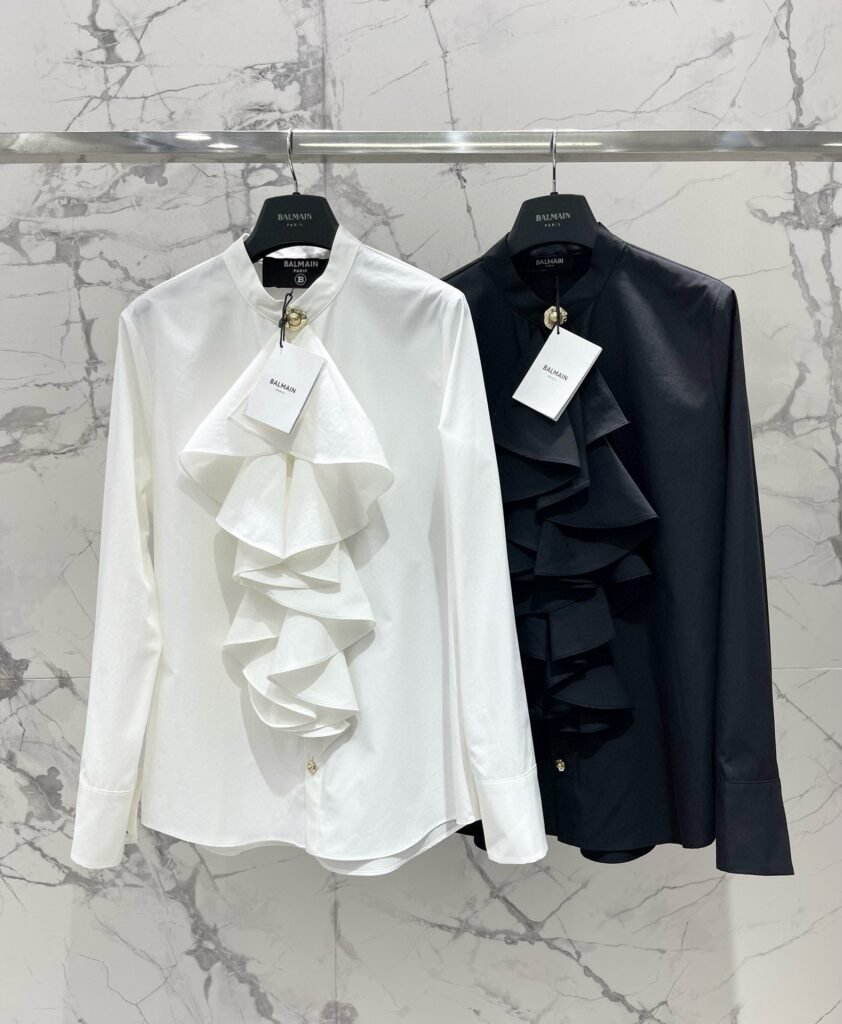 Chemise Balmain à volants et boutons dorés – coupe élégante