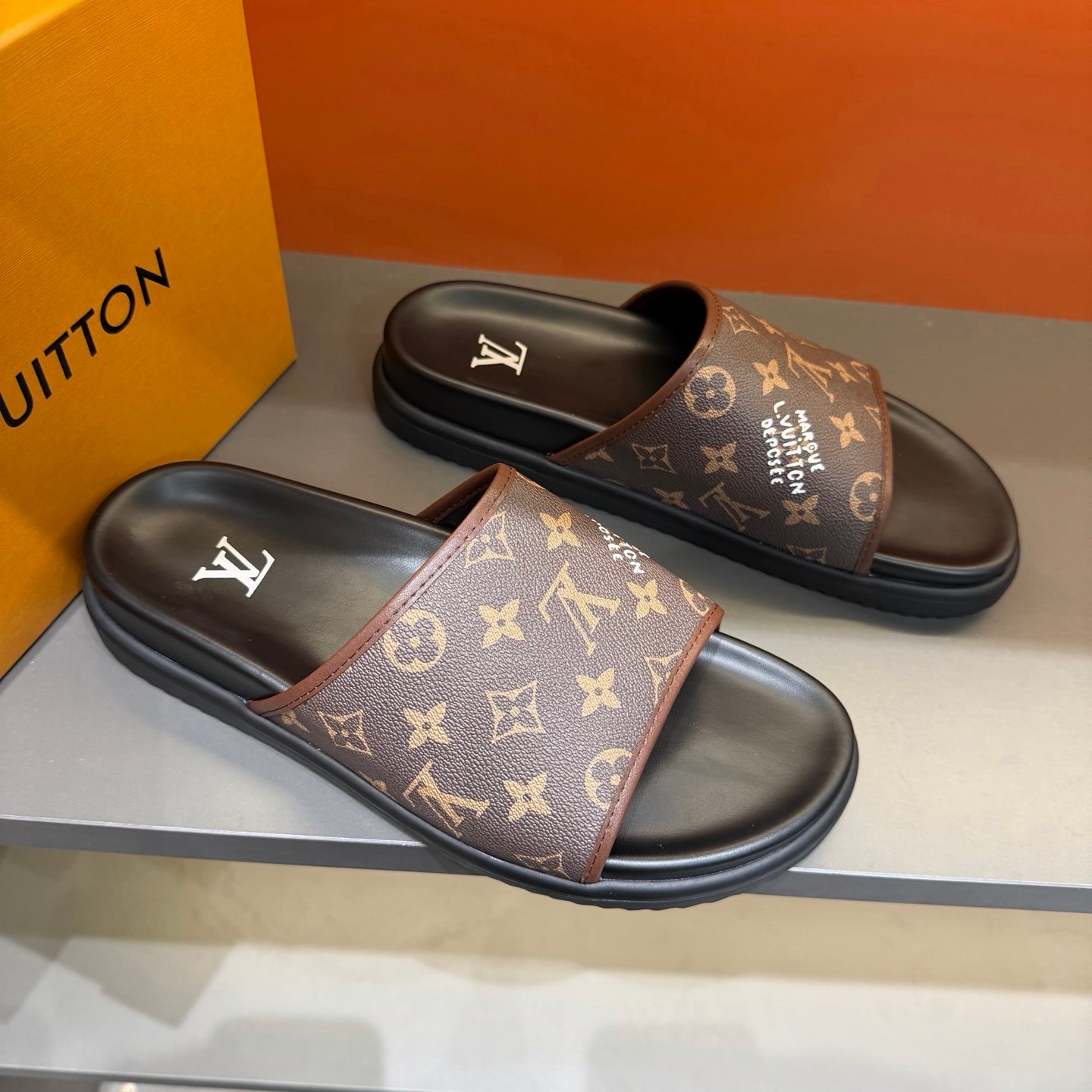 Claquettes Monogram Premium Confort – Motif Iconique Luxe – Image 6