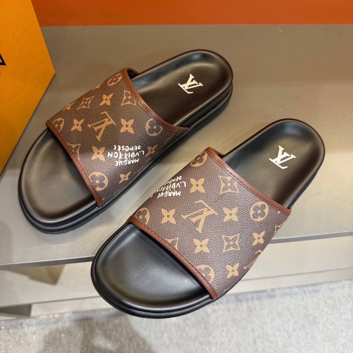 Claquettes Monogram Premium Confort – Motif Iconique Luxe – Image 7