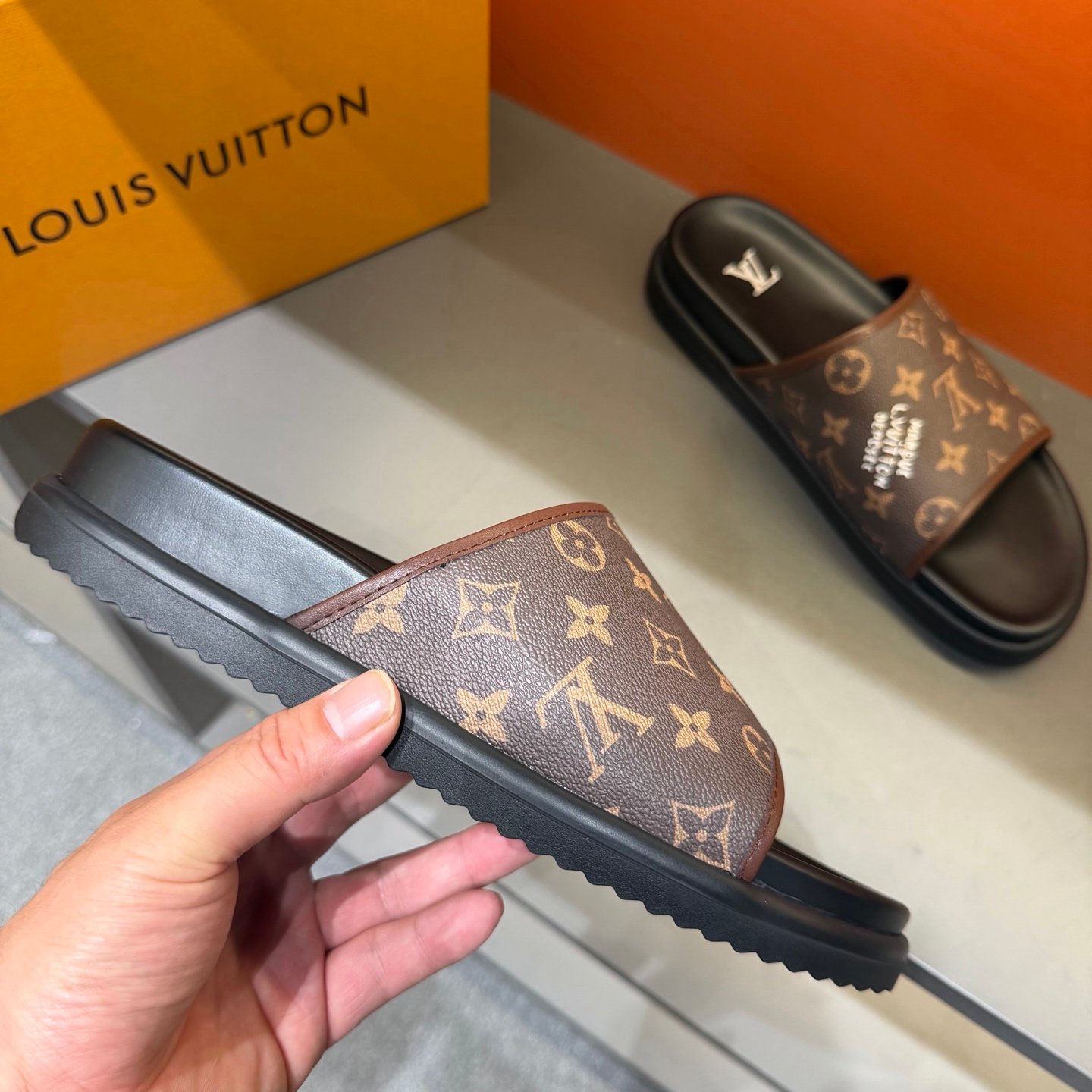 Claquettes Monogram Premium Confort – Motif Iconique Luxe – Image 10