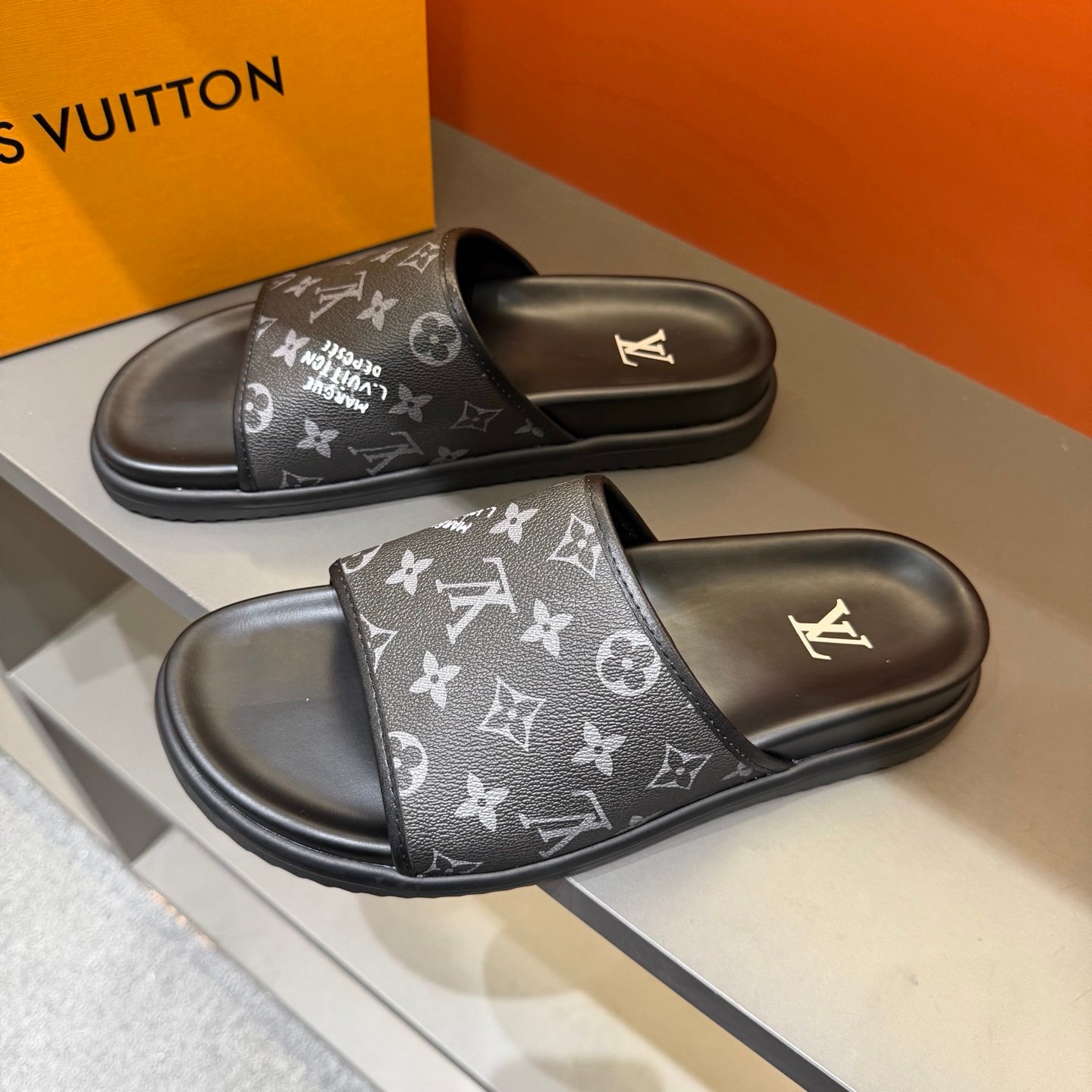 Claquettes Monogram Premium Confort – Motif Iconique Luxe – Image 14