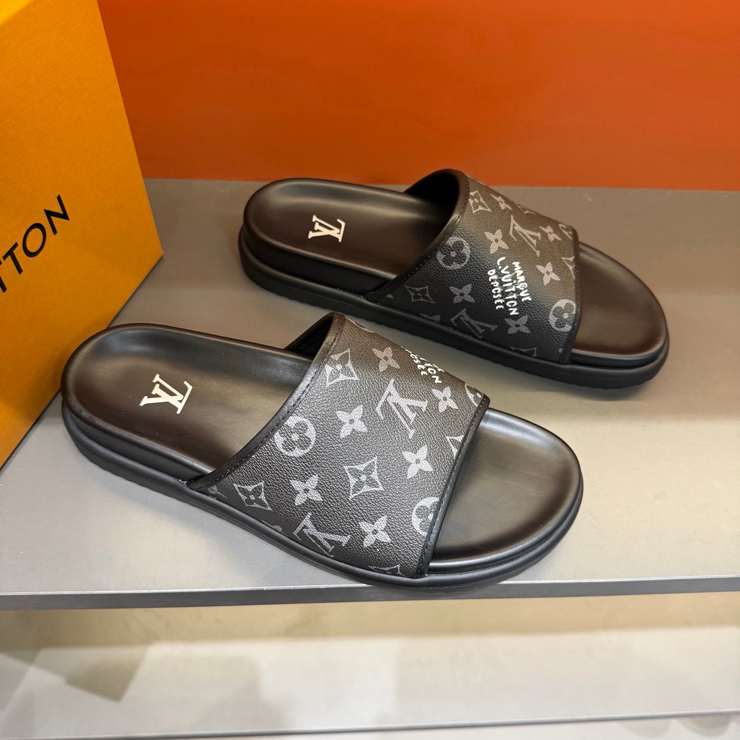 Claquettes Monogram Premium Confort – Motif Iconique Luxe – Image 15