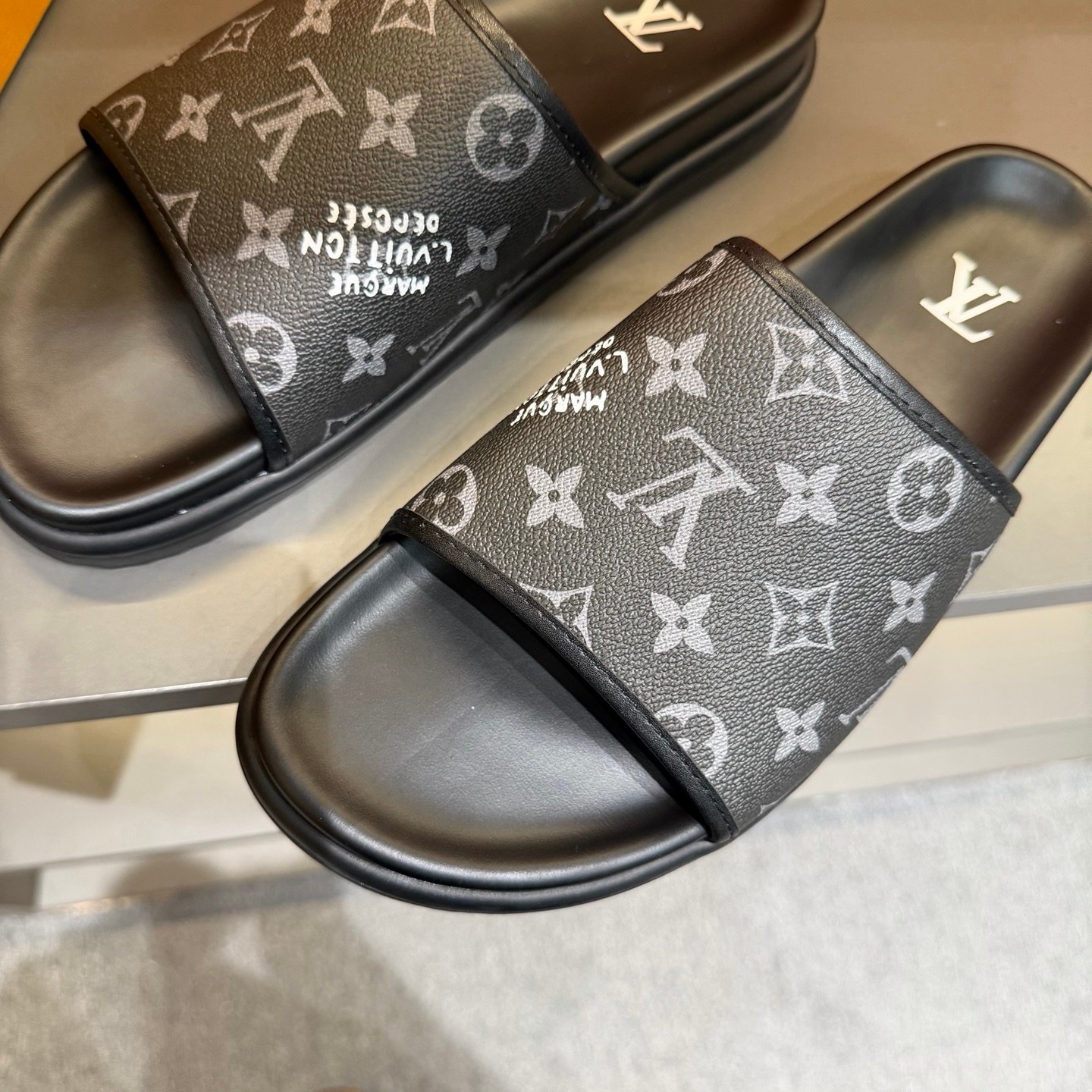 Claquettes Monogram Premium Confort – Motif Iconique Luxe – Image 3