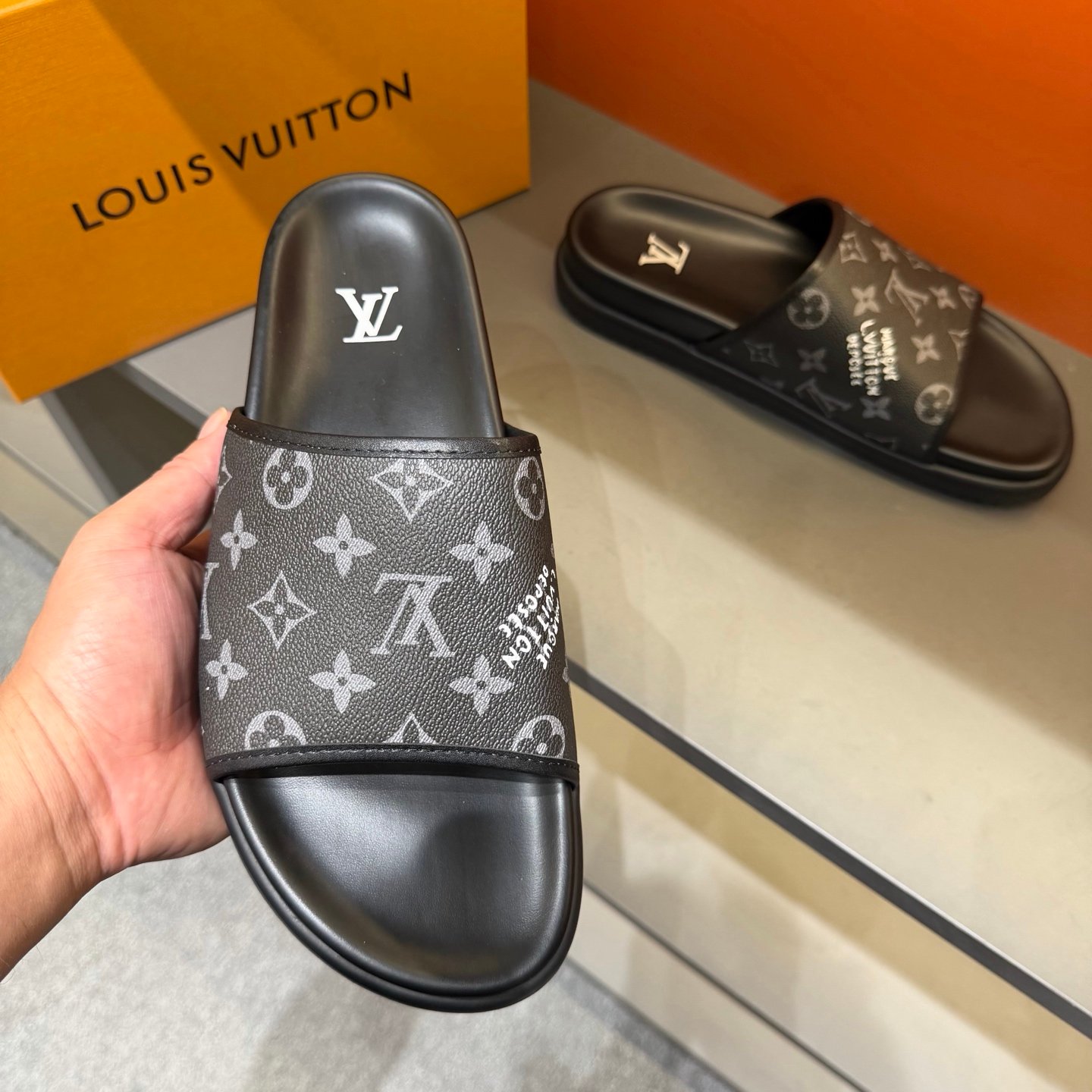 Claquettes Monogram Premium Confort – Motif Iconique Luxe – Image 18