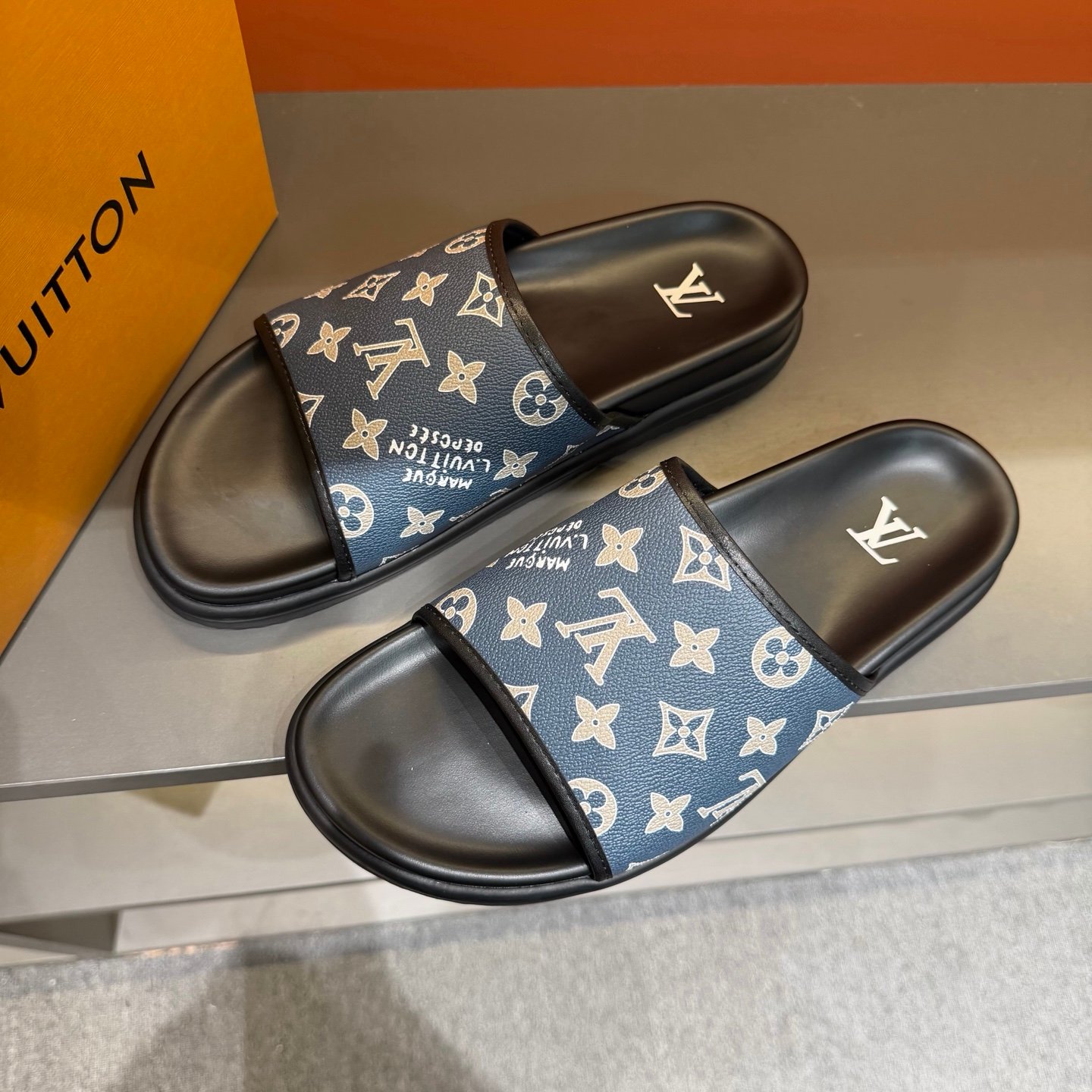 Claquettes Monogram Premium Confort – Motif Iconique Luxe