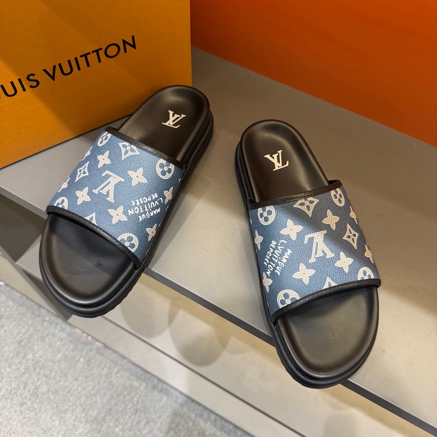 Claquettes Monogram Premium Confort – Motif Iconique Luxe – Image 24