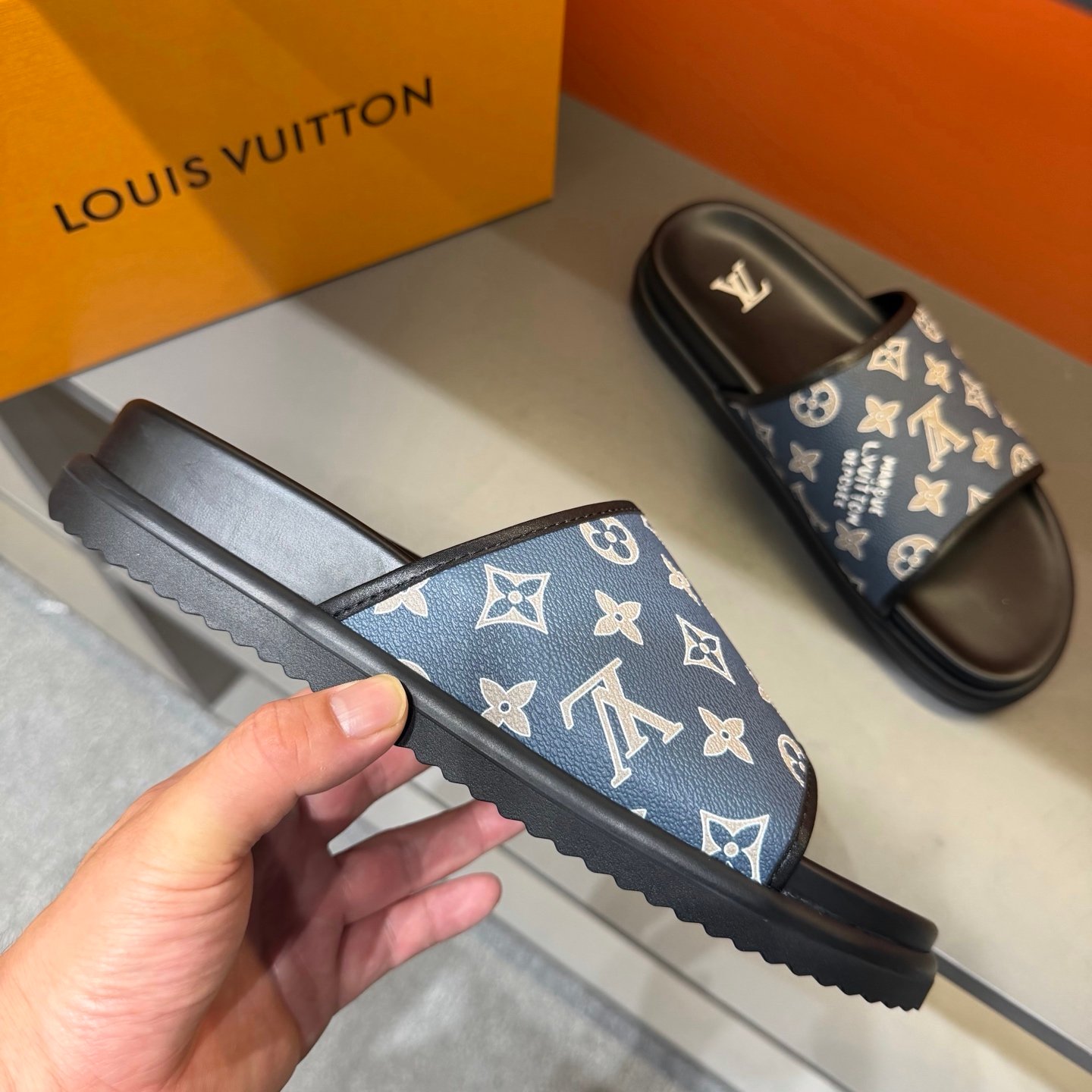 Claquettes Monogram Premium Confort – Motif Iconique Luxe – Image 25