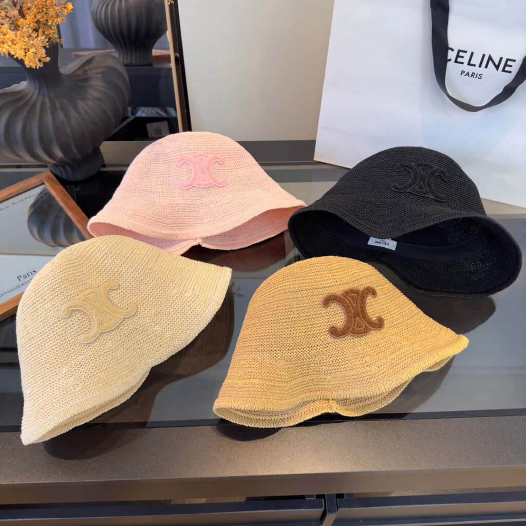 Celine Triomphe Raffia Bucket Hat en raphia beige avec logo Triomphe marron – chapeau luxe été iconique