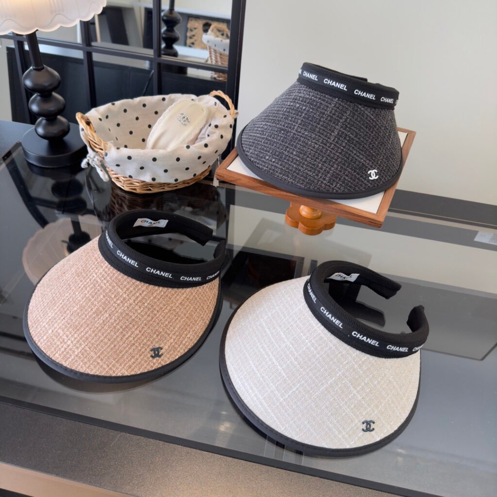 Visière Chanel en tweed avec bande logo CHANEL et détail double C