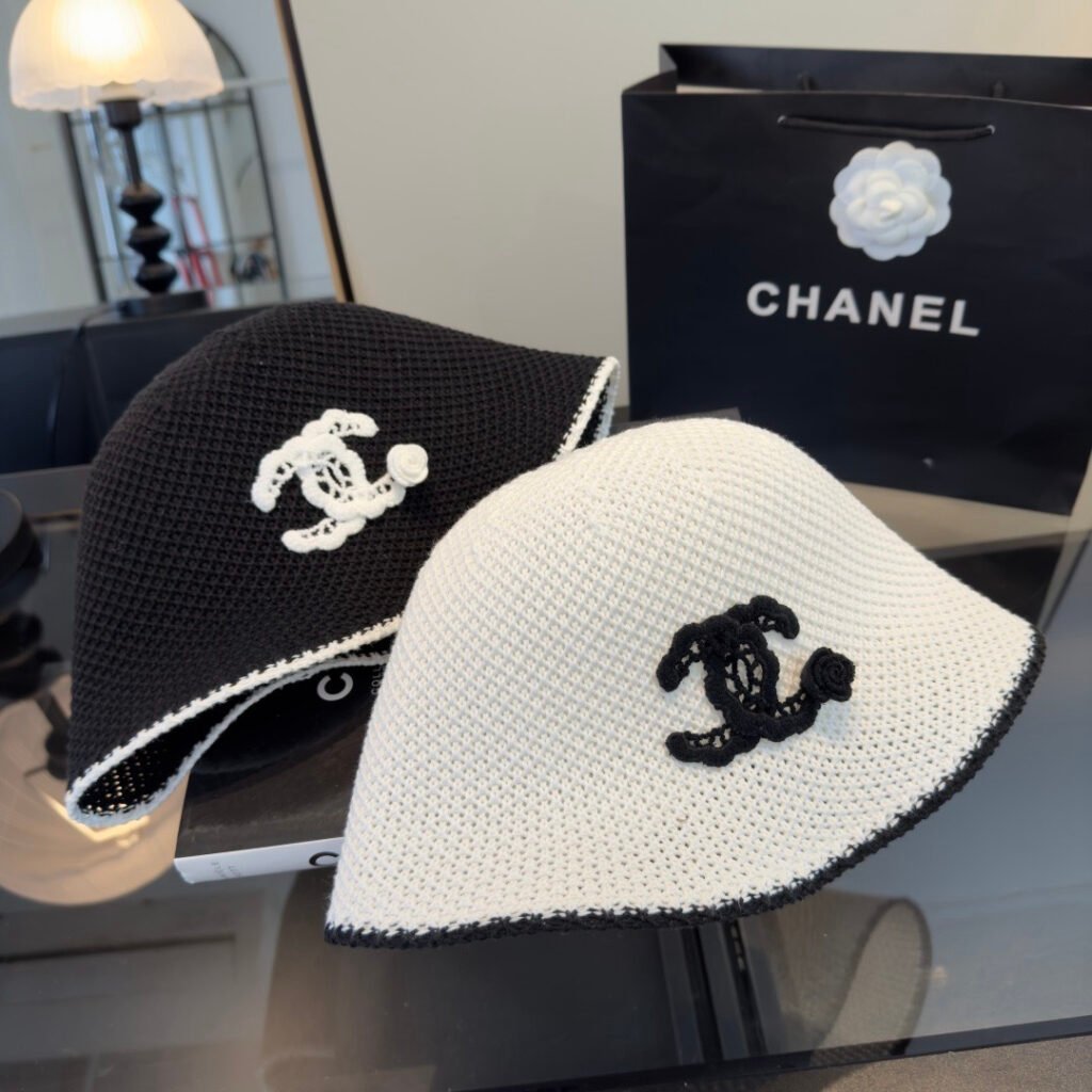 Bob Chanel Crochet Bucket Hat en maille ajourée avec logo double C brodé – chapeau luxe iconique