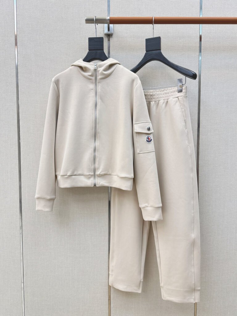 Ensemble Survêtement Moncler Beige – Sweat à Capuche Cropped & Pantalon Jogging Fluide