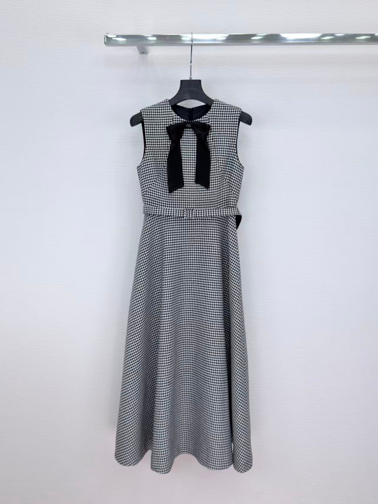 Robe Mi-Longue Dior Ceinturée – Laine Vierge Pied-de-Poule Noir et Blanc avec Nœud – Image 2