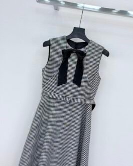 Robe Mi-Longue Dior Ceinturée – Laine Vierge Pied-de-Poule Noir et Blanc avec Nœud
