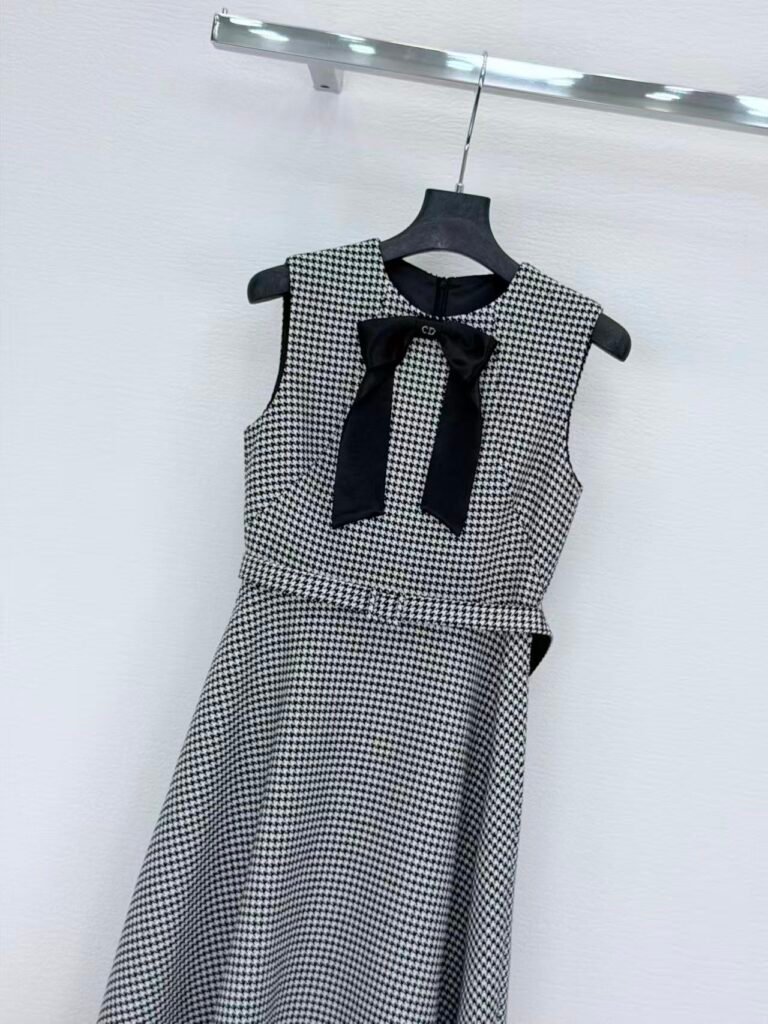 Robe Mi-Longue Dior Ceinturée – Laine Vierge Pied-de-Poule Noir et Blanc avec Nœud
