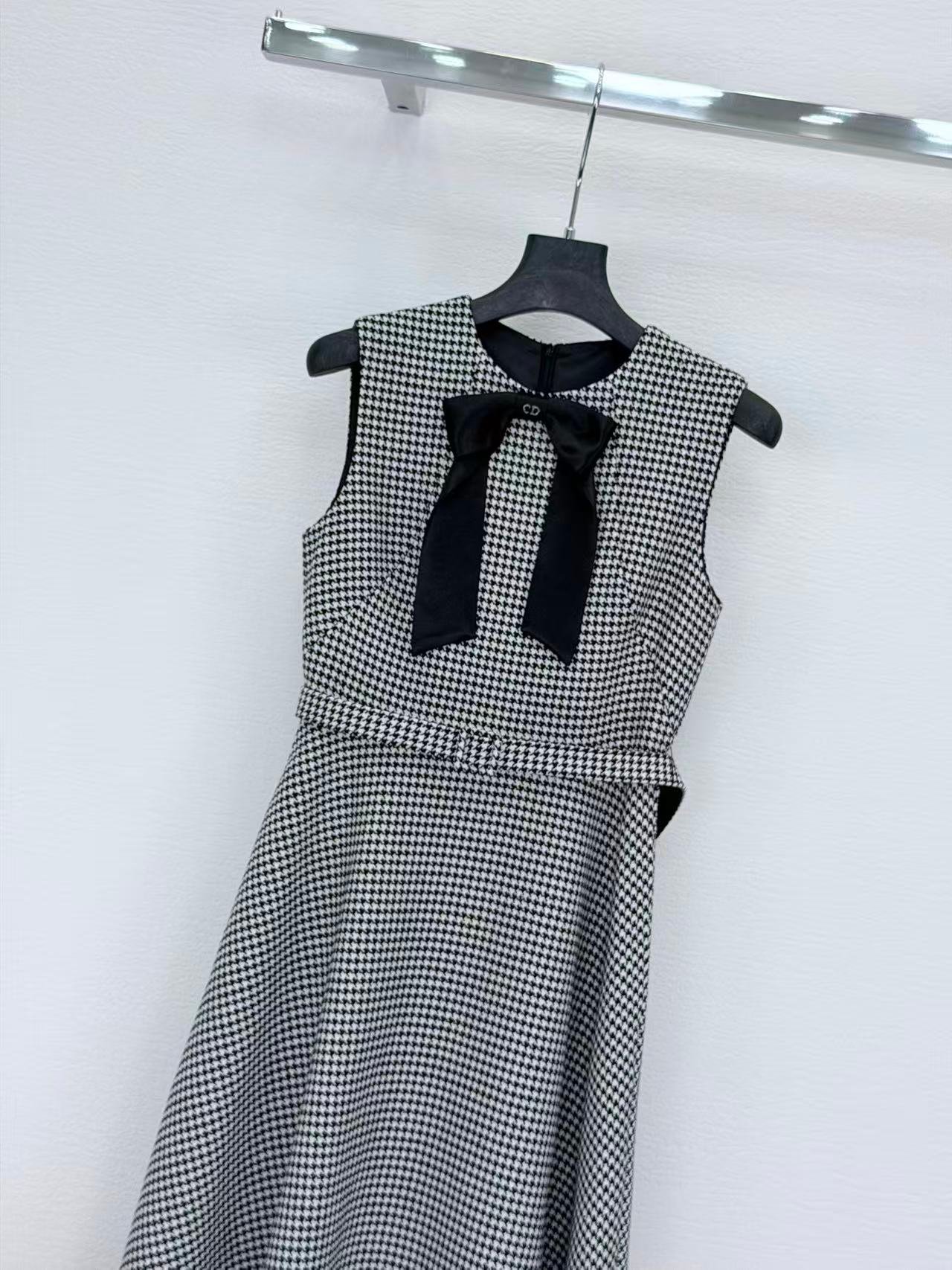Robe Mi-Longue Dior Ceinturée – Laine Vierge Pied-de-Poule Noir et Blanc avec Nœud