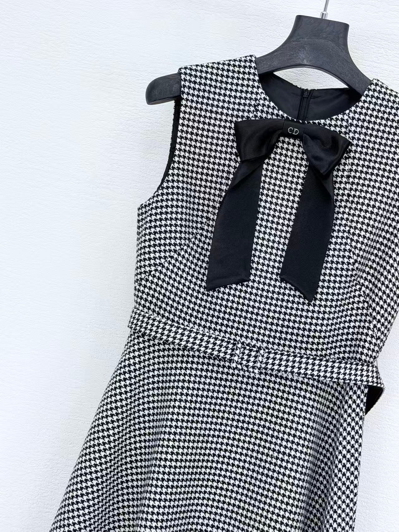 Robe Mi-Longue Dior Ceinturée – Laine Vierge Pied-de-Poule Noir et Blanc avec Nœud – Image 4