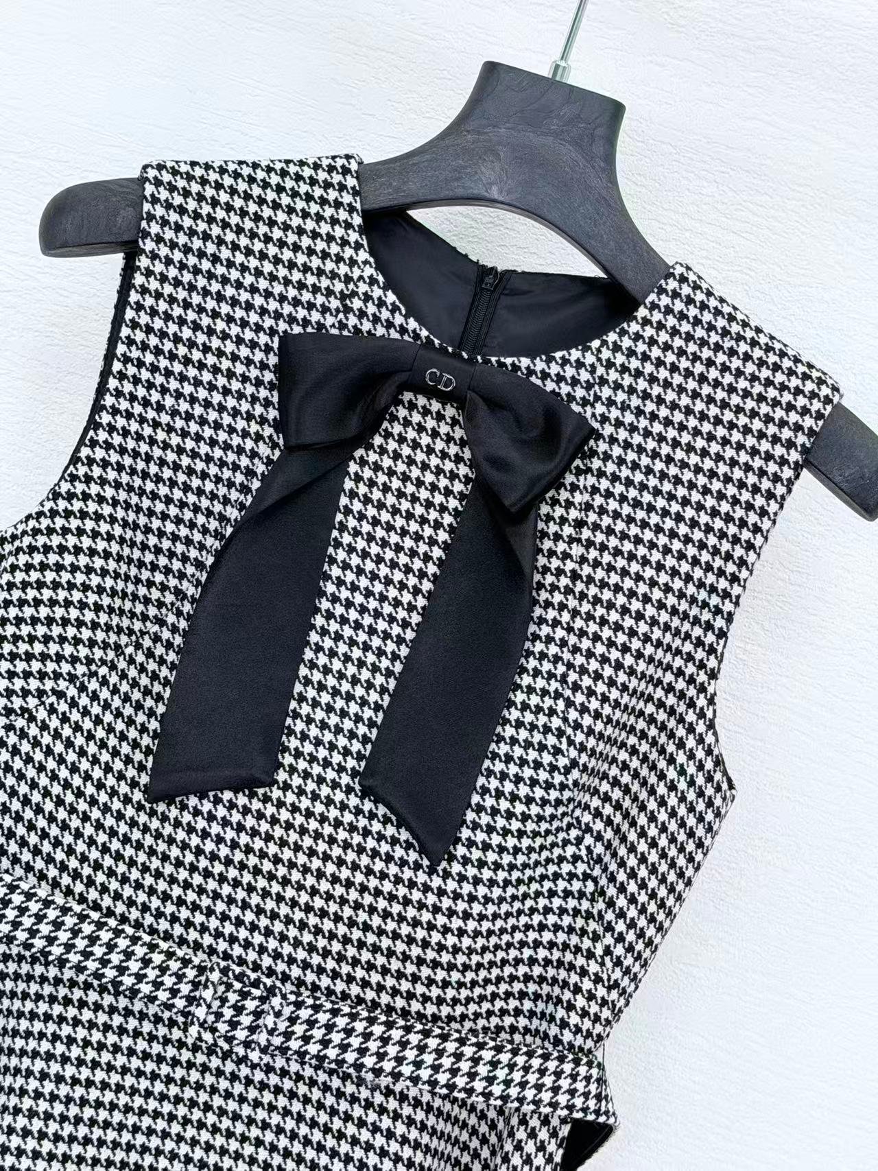 Robe Mi-Longue Dior Ceinturée – Laine Vierge Pied-de-Poule Noir et Blanc avec Nœud – Image 5