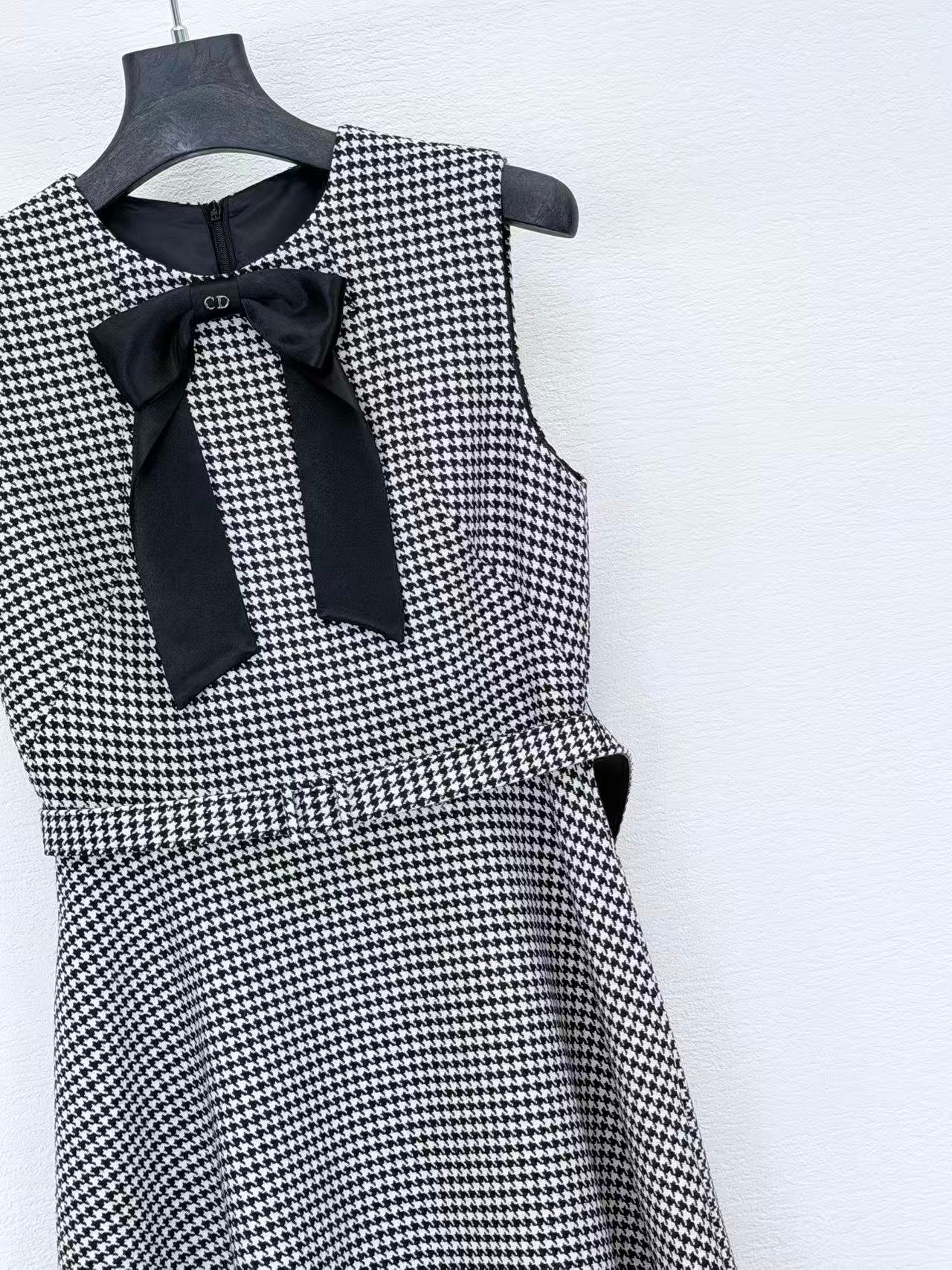 Robe Mi-Longue Dior Ceinturée – Laine Vierge Pied-de-Poule Noir et Blanc avec Nœud – Image 6