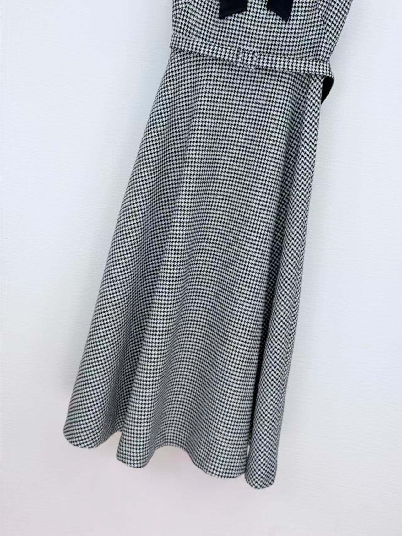 Robe Mi-Longue Dior Ceinturée – Laine Vierge Pied-de-Poule Noir et Blanc avec Nœud – Image 7