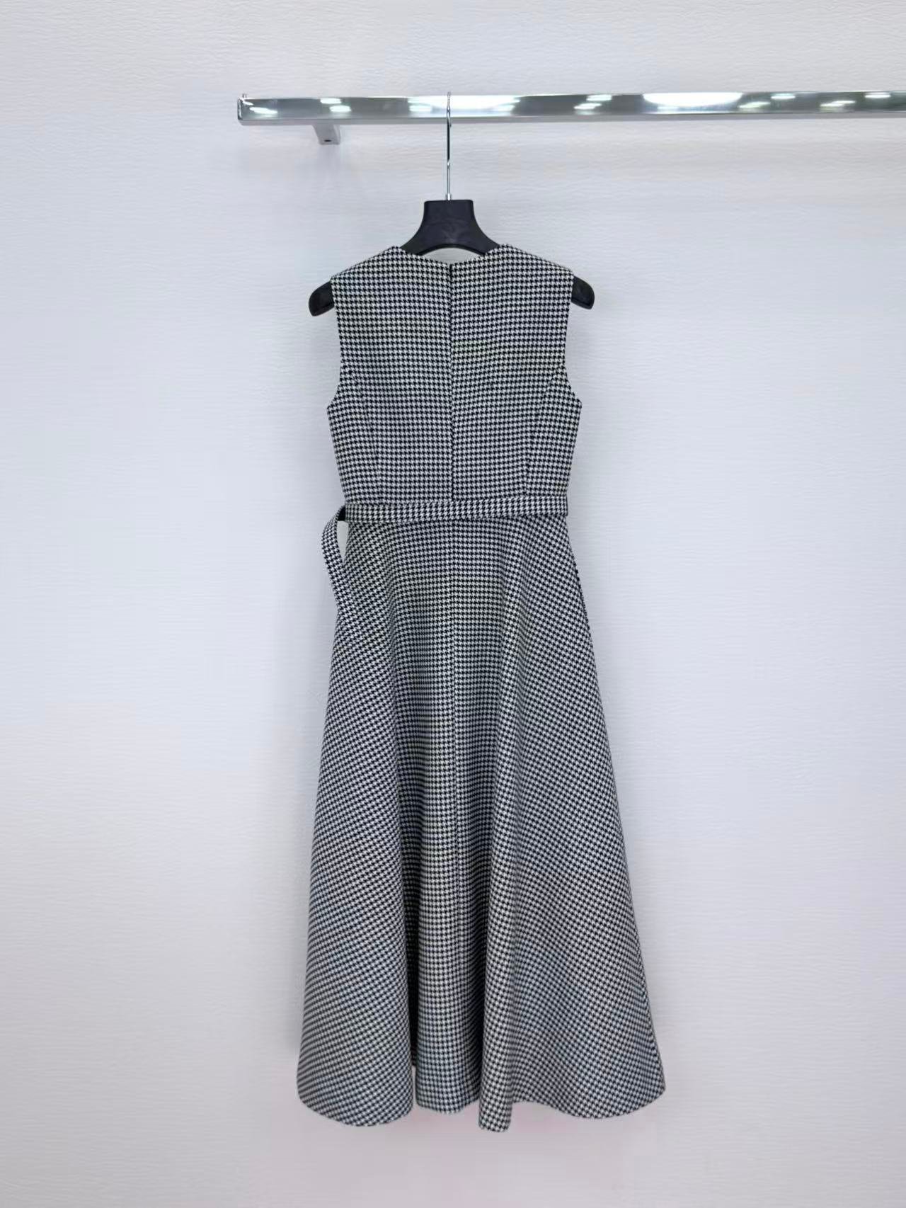 Robe Mi-Longue Dior Ceinturée – Laine Vierge Pied-de-Poule Noir et Blanc avec Nœud – Image 8
